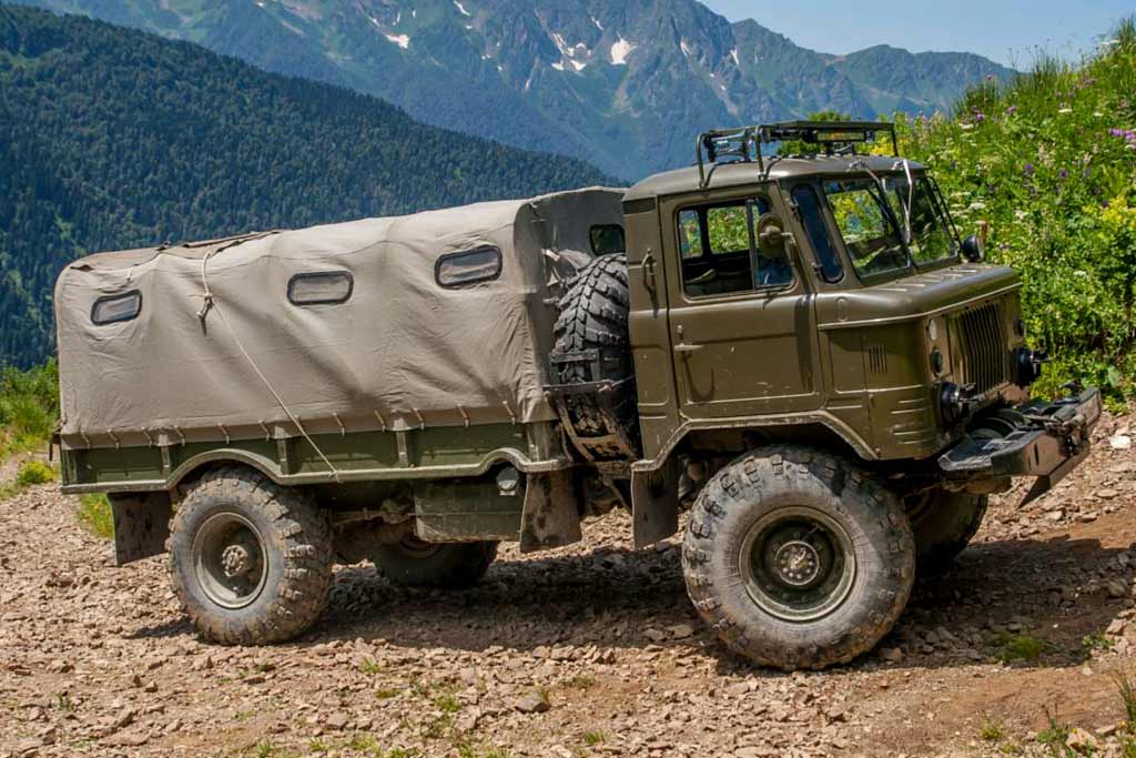автомобили для перевозки грузов в военной обстановке