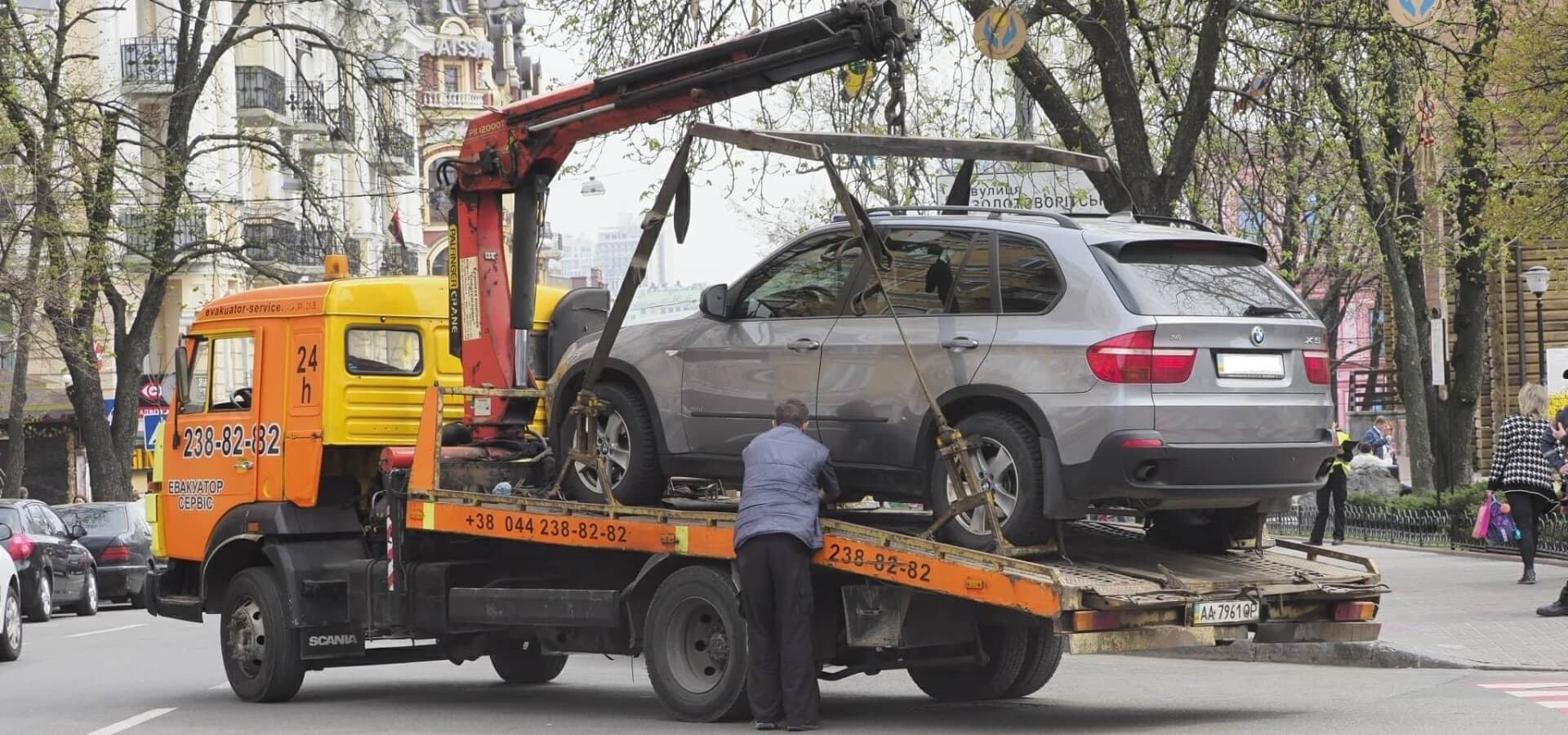 Почему эвакуируют автомобили в Киеве, эвакуатор