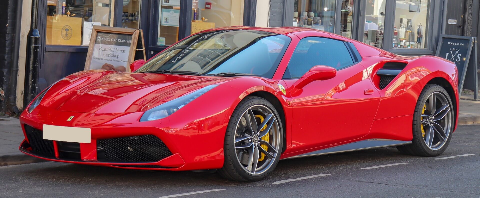 Рейтинг автомобилей в которых сложно поменять моторное масло, Ferrari 488